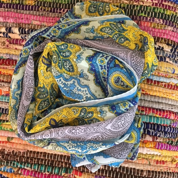 ✨ MAKE OFFER ✨
{CYNTHIA ROWLEY} SHEER PRINTED SCARF - Picture 4 of 6